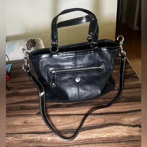 COACH LAURA LG HANDBAG TOTE
CROSSBODY BLACK LEATHER W/PATENT
TRIM